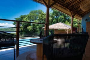Varangue avec vue sur la mer sur la terrasse de la villa de vacances à louer à Nosy Be Madagascar