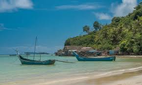 Plage et bateaux de pécheur sur l'ile de nosy komba à coté de nosy-be